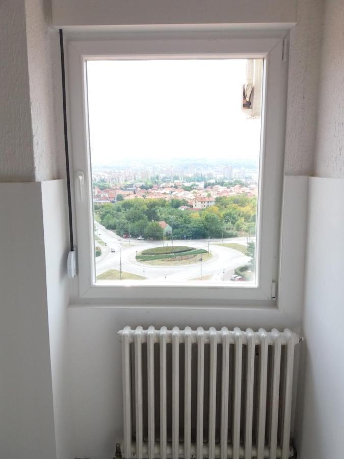 Bianco Nero Appartamento Nis Bagian luar foto