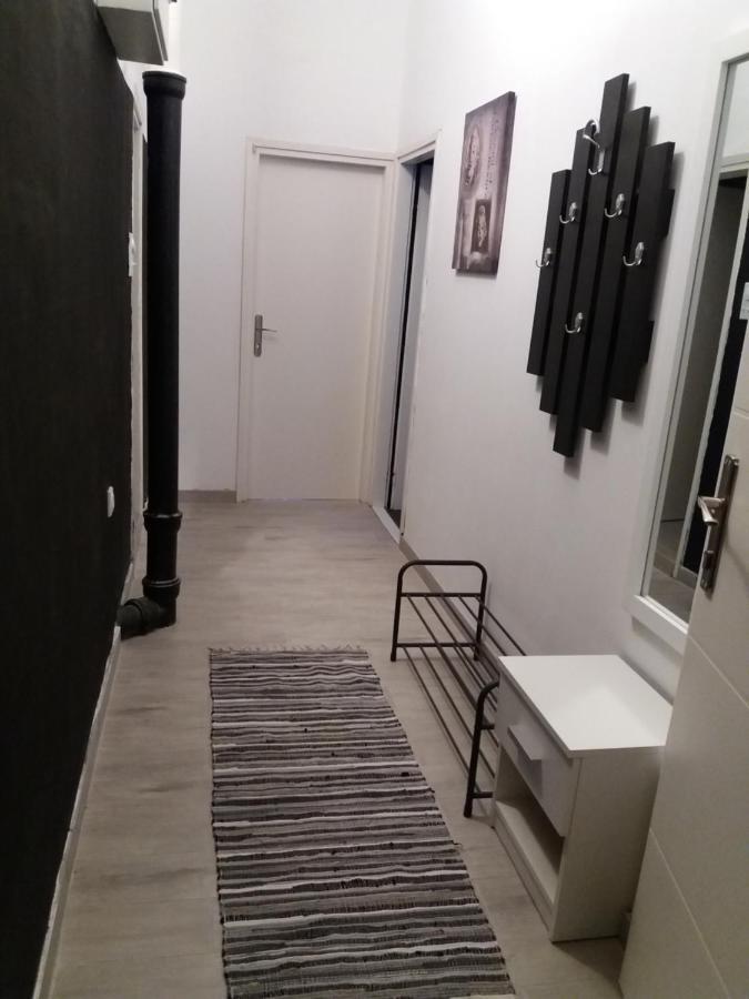 Bianco Nero Appartamento Nis Bagian luar foto