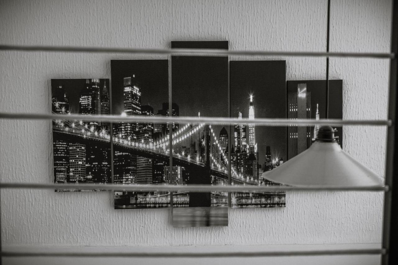 Bianco Nero Appartamento Nis Bagian luar foto