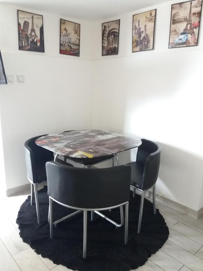 Bianco Nero Appartamento Nis Bagian luar foto